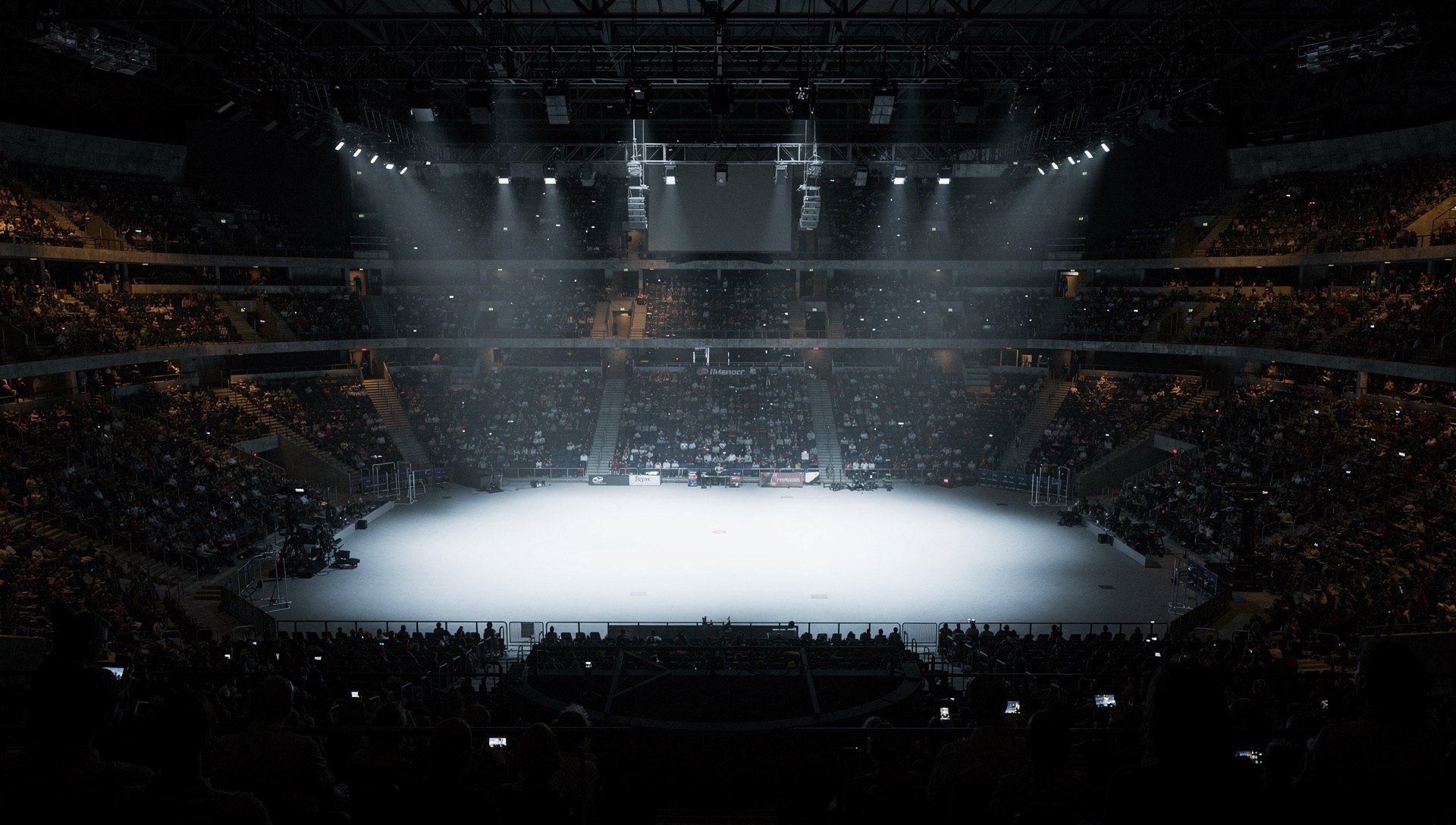 Arena ichi: qafas atrofidagi yaruslar shunday joylashgan